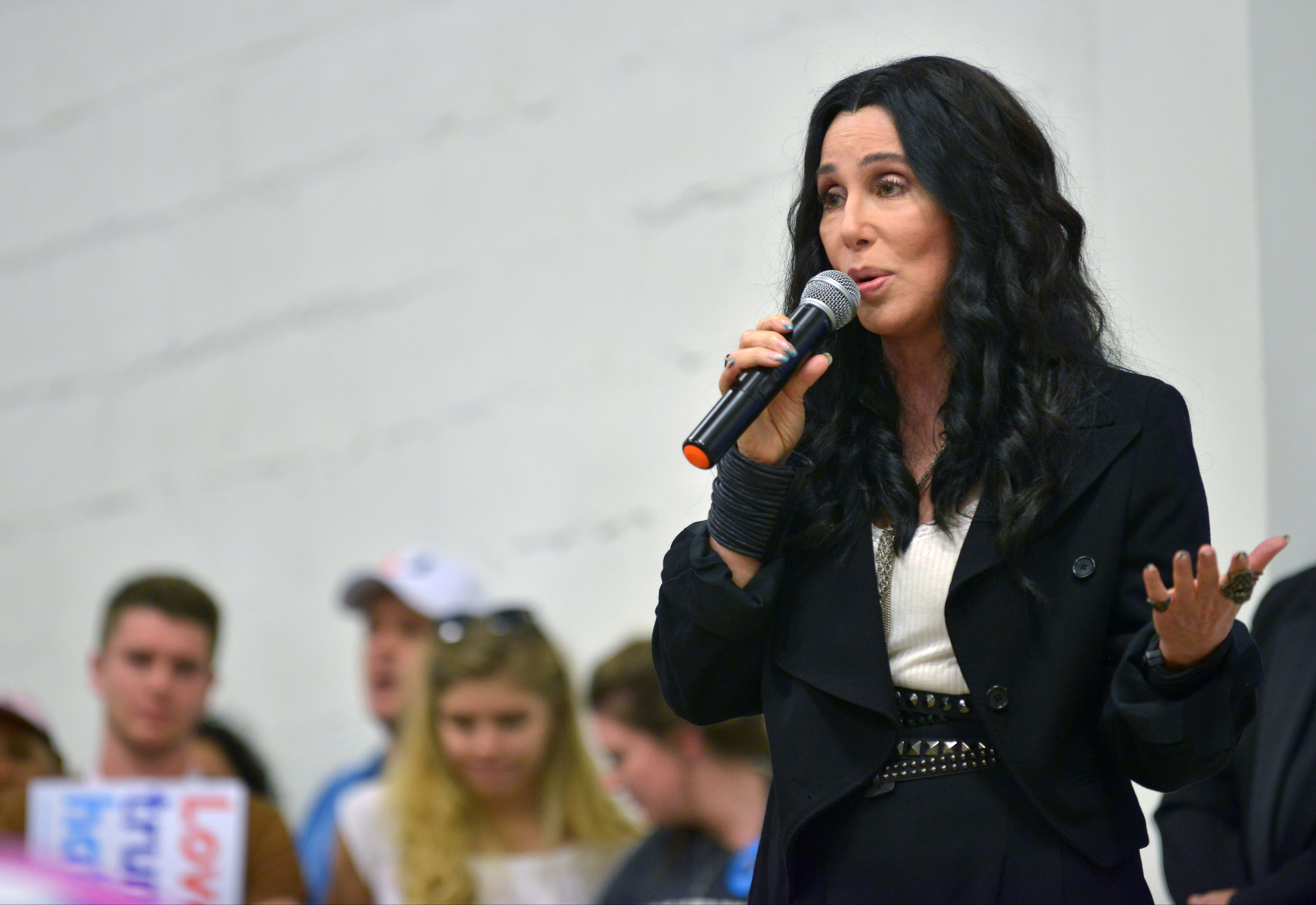 Cher Campaigns For Hillary Clinton