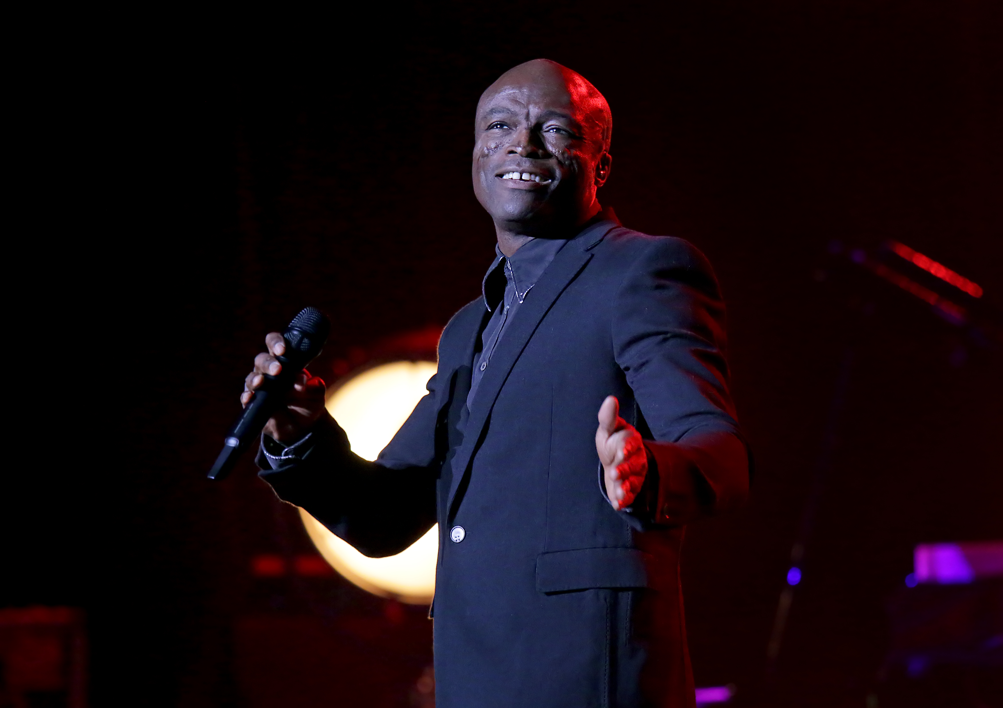 Seal performing at Manchester O2 Apollo