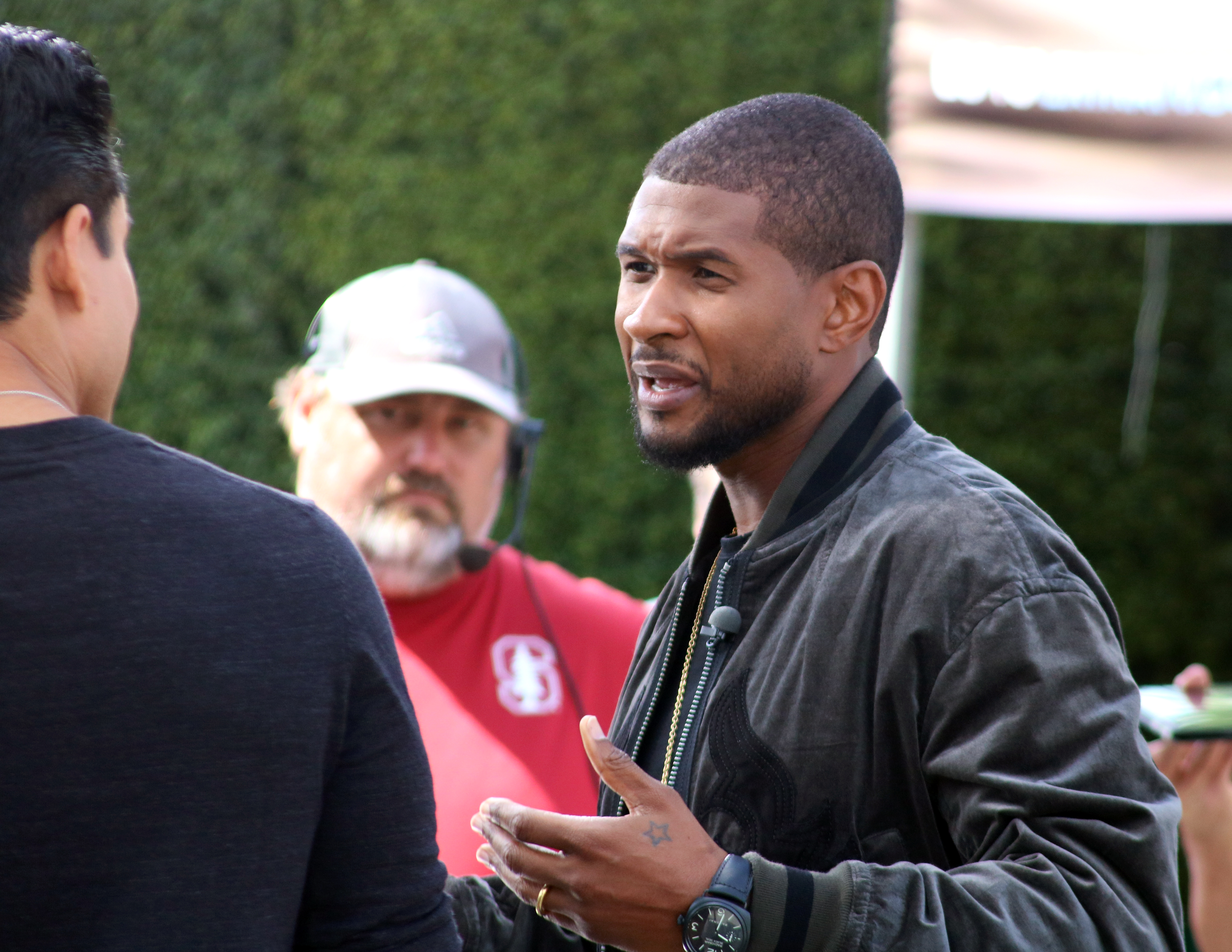 Usher Raymond makes an appearance on 'Extra' TV show